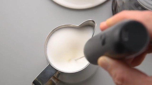 Frullino Elettrico USB Per Latte - 3 Velocit&agrave;, Ricaricabile, Con 3 Fuste