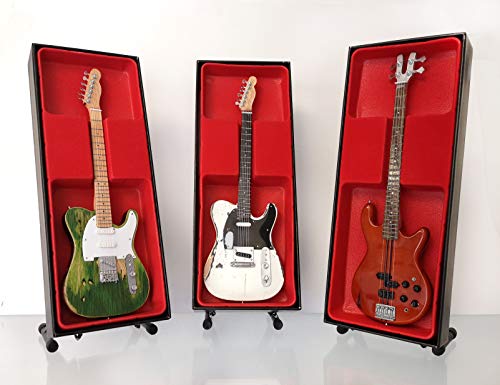 Status Quo (Francis Rossi, Rick Parfitt et Alan Lancaster) Set de guitare miniature - Les Beatles, Paul McCartney, John Lennon, RIngo Starr, George Harrison Status Quo (Francis Rossi, Rick Parfitt et Alan Lancaster) Set de guitare miniature