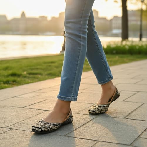 Image of DFR Women Embroidered Mojari Juttis