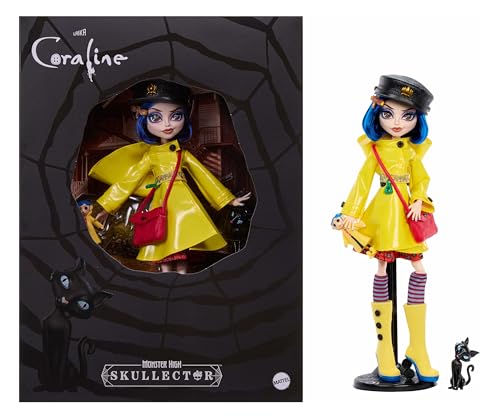 Monster High Skullector Poupée Coraline avec imperméable Jaune, Robe et Accessoires, poupée de Chiffon, Figurine de Chat et Socle poupée, JHK65