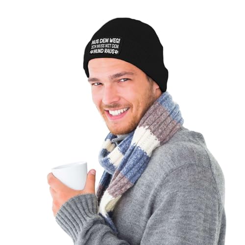 Tassenbrennerei Beanie Wollmütze mit Spruch: Aus dem Weg ich muss mit dem Hund Raus - Strickmütze lustig als Geschenk für Freund, Mann, Hundebesitzer - Gassi Geschenke (Schwarz)
