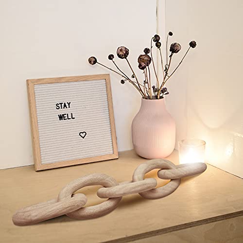 Chaîne en bois décorative posée sur une table basse pour un salon chaleureux