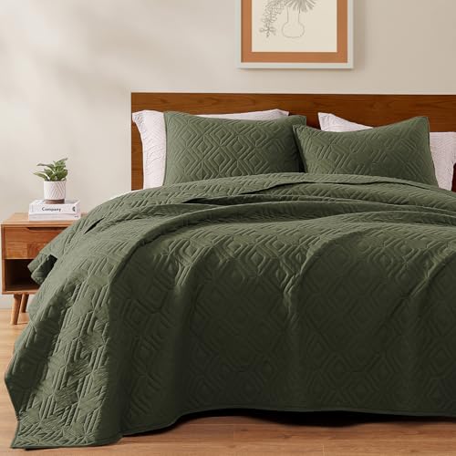 WRENSONGE King Size Quilt-3 Pieces Geometric Olive Green Bedspreads King Quilt Bedding Set for All Seasons, Soft Summer Coverlet with 2 Pillow Shams Suitable for Bed, Couch, Quilt Blanket