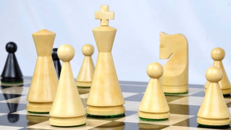 Combinazione di pezzi di scacchi a forma di cono della serie classica in bosso ebanizzato e bosso naturale - King 4'' con scacchiera in legno.