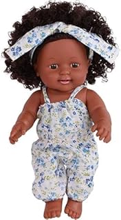 دمية طفلة صغيرة ببشرة سمراء وشعر مجعد أسود من Next Store، ترتدي بدلة زرقاء مزهرة وعصابة رأس متناسقة، لعبة مميزة لتنمية الخيال واللعب التظاهري للأطفال.