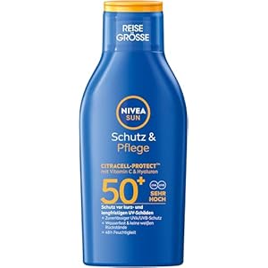 NIVEA SUN Schutz & Pflege Sonnenlotion LSF 50+, wasserfester Sonnenschutz mit Vitamin C & Hyaluron, schnell einziehende Sonnencreme für 48h Feuchtigkeit ohne weiße Rückstände (100 ml)