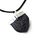 Unbearbeiteter Anhänger aus schwarzem Turmalin-Kristall.