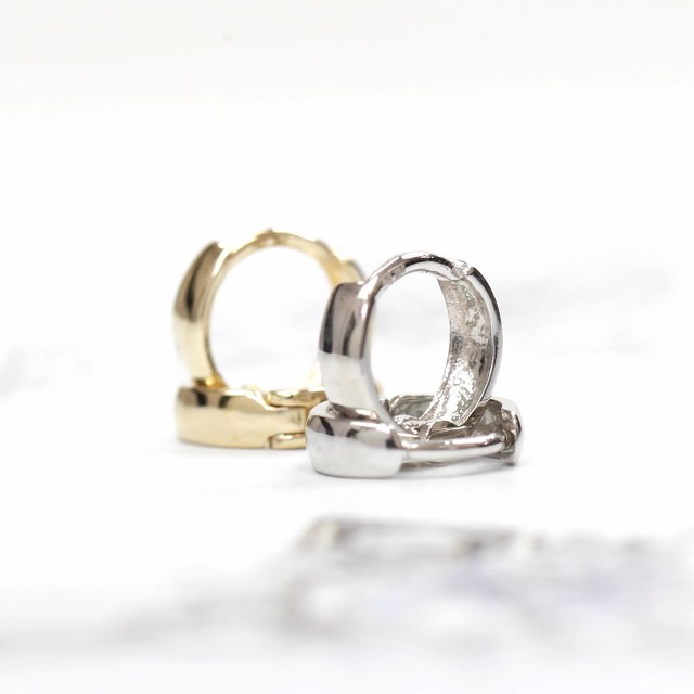 Single Small 14K Yellow Gold Wide Hinged Huggie Hoop Earrings .40 in (10mm) (6mm Wide Single Small 14K Yellow Gold Wide Hinged Huggie Hoop Earrings .40 in (10mm) (6mm Wide