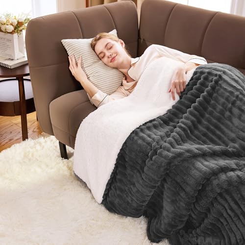 WAVVE Decke Sherpa Kuscheldecke Flauschig Grau - Extra Warme Dicke Weiche Grobe Kordecke Sofaüberwurf, Sofadecke Doppelgesicht, 150x200 cm XL Wolldecke Couchdecke Wohndecke