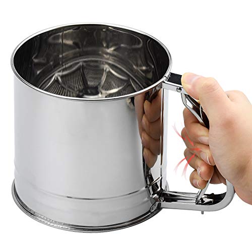 Foto von Winfred Mehlsieb mit Griff, Handsieb aus Edelstahl, Ø12,5cm Einhandsieb mit Handpressen-Design für Mehl und Puderzucker