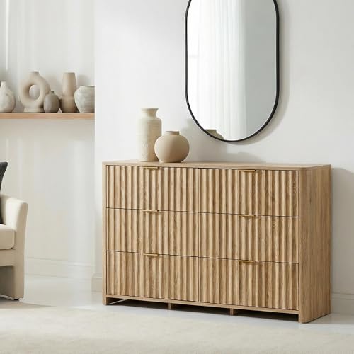Commode ELLA avec 6 tiroirs, finition chêne - Commode à tiroirs avec aspect lamelles, buffet avec espace de rangement, meuble d'entrée dans un aspect bois naturel et poignées métalliques dorées