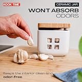 KOOK TIME Ceramiczny pojemnik na czosnek z bambusową obrotową pokrywką, garnek do przechowywania czosnku z otworami wentylacyjnymi dla świeżości, błyszczący biały i naturalny bambus, 11,5 x 11,5 cm