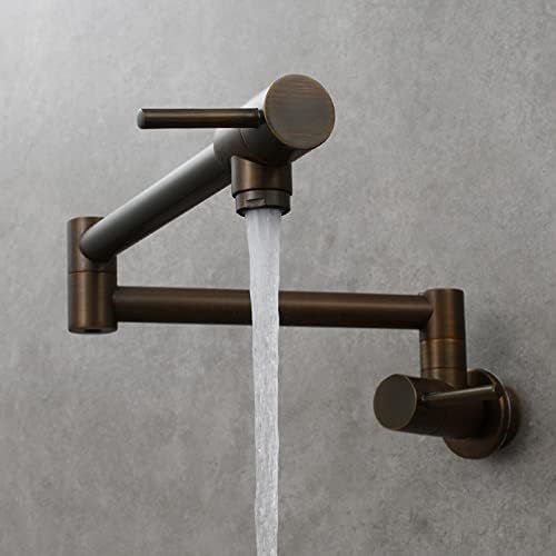 Remplissage de pot d'eau froide pour cuisiner sans porter de marmite