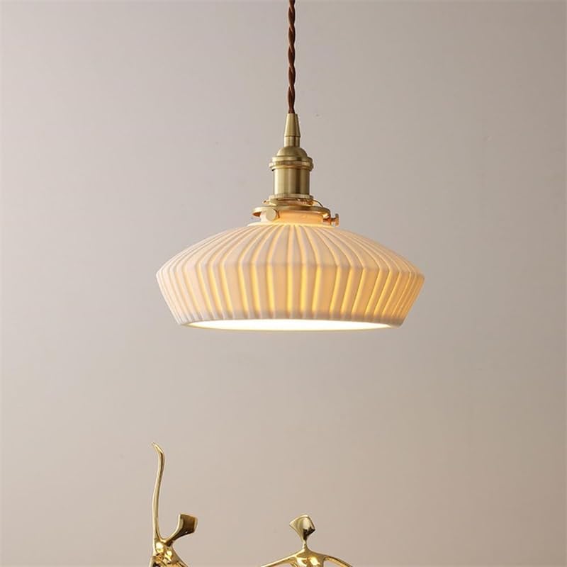 Lustre en fil céramique blanche pour éclairer un comptoir de bar