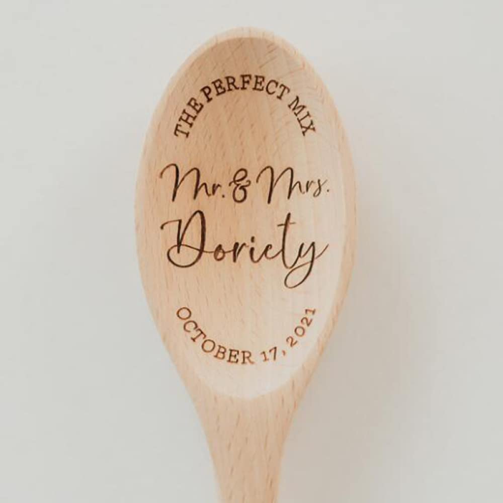 Der perfekte Mr. und Mrs. Holzlöffel, personalisiertes Hochzeitsgeschenk mit benutzerdefiniertem Nachnamen, lasergravierter Holzlöffel, Brautpartygeschenk/personalisiertes aufmerksames Geschenk, c