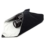 ✔️ OPTIMAL AUF REISEN & VIELSEITIG EINSETZBAR - Der superleichte Camera Wrap wiegt nur ca. 50 Gramm und kann bei Nichtgebrauch platzsparend verstaut oder als einfaches Mikrofaser Reinigungstuch verwendet werden. Zudem kann man darin auch andere Gegenstände (Akkus, Ladekabel, etc.) mühelos transportieren.
