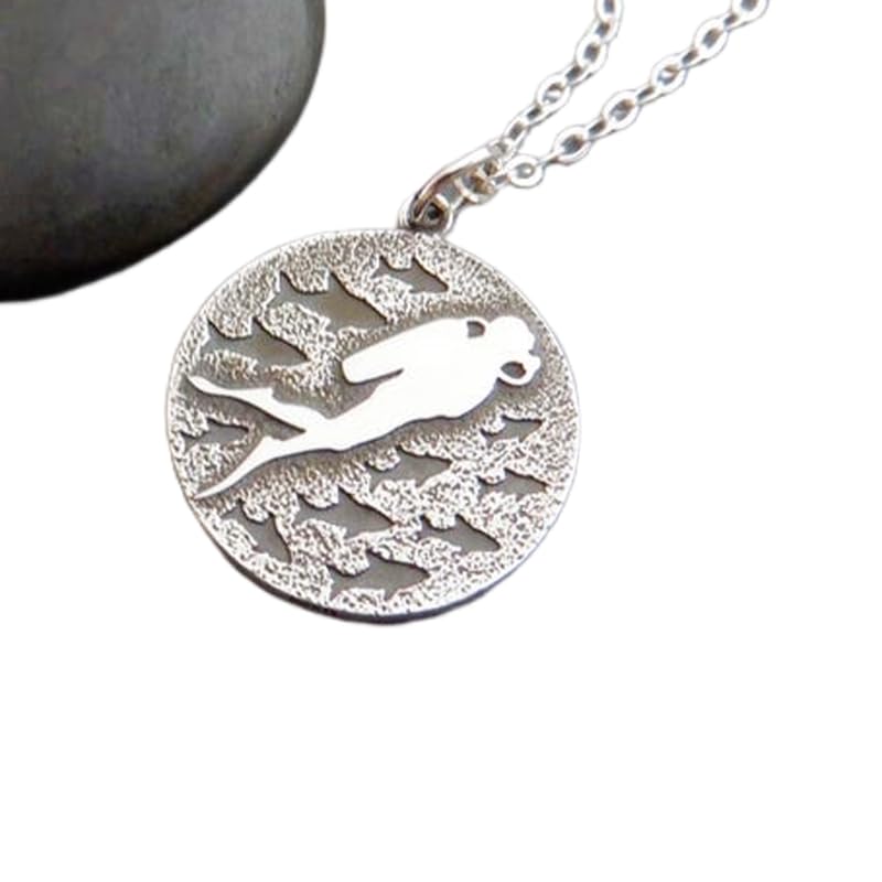Collar de buzo y pez en plata de ley 925 con acabado chapado de alta joyería