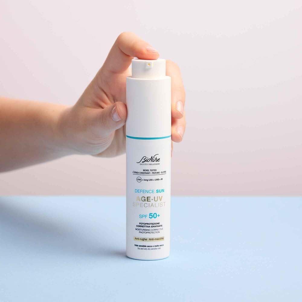 BioNike Defence Sun - Age UV Specialist, Crema Viso Antirughe SPF 50+ con Acido Ialuronico e Niacinamide, Trattamento Fotoprotettivo per Pelle Secca e Molto Secca, Texture Leggera, Idratante, 50ml