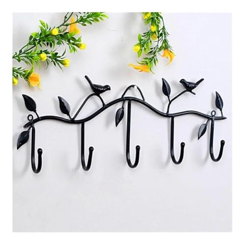 Artesanías de hierro en un elegante perchero de pared blanco 8