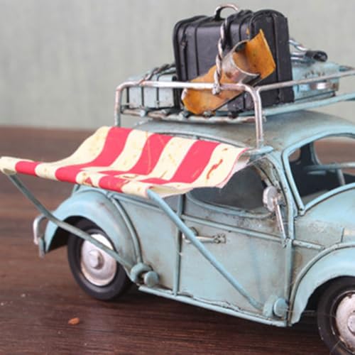 Voiture vintage en fer bleu ciel comme accessoire décoration intérieure