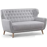 Respaldo tapizado y se puede colocar libremente en la habitación. Dimensiones: 153 x 89 x 88 cm. Ancho del asiento: 122 cm. Altura del asiento: 44 cm. Profundidad del asiento: 56 cm. Patas: 15 cm.