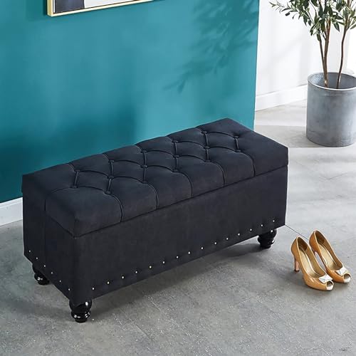 Banc de bout de lit avec rangement en lin pour une chambre ordonnée