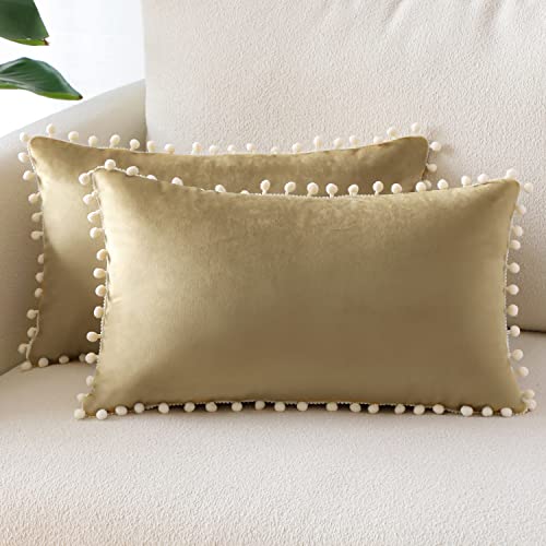 Sungeek Juego de 2 Fundas Decorativas para Cojines, Fundas de Almohada de Terciopelo Suave con Pompones Funda de Cojín para Sofá Dormitorio Sala de Estar (30x50cm, Marrón Claro) Cover