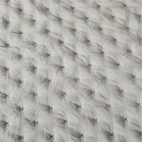 Image of Amazon Basics Brushed Microfiber Quilt Set, Extra Soft with Natural Texture, 2-Piece,Twin /Twin XL, Grey