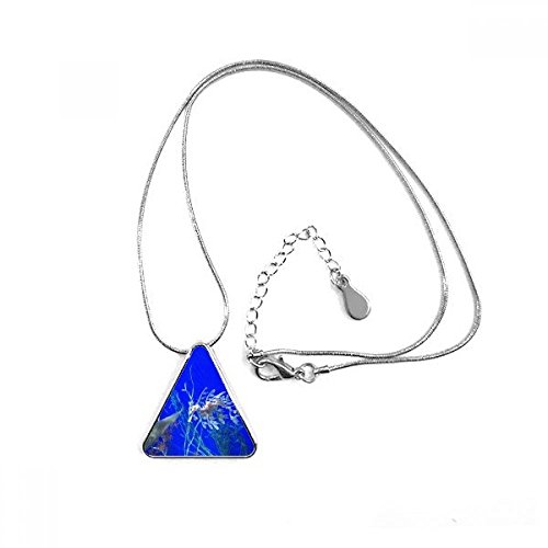 Collier hippocampe avec pendentif triangle bleu océan profond et chaîne élégante