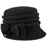 Lierys präsentiert eine nostalgisch anmutende und doch zeitlose Cloche, die modebewusst und zugleich angenehm zurückhaltend ist. Die Krone mit ihren attraktiven Falten und die schmale Krempe sind Garanten des klassischen Looks und mit ihrer üppigen Schlaufe nimmt die Garnitur dieses Dessin gerne auf.