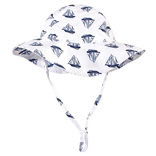 Chapeau de soleil bébé bleu voilier évitant les coups de soleil