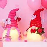 Design unico: la combinazione di colori rosa e rosso riflette l'atmosfera festiva e le decorazioni a forma di gnomo di San Valentino hanno luci LED morbide integrate. Quando è accesa, la luce calda brilla attraverso le loro soffici barbe, come se l'amore stesso fosse intrecciato nella luce.La bambola rosa contiene una busta a forma di cuore e la bambola rossa indossa una decorazione a rosa. L'effetto luminoso esalta l'atmosfera generale, aggiungendo un tocco speciale di cerimonia a San Valentino.