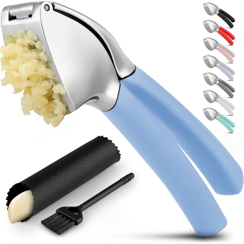 Zulay Comfort Grip - Prensa de ajos, herramienta picadora de ajos, trituradora de ajos, a prueba de óxido, con mango ergonómico suave, juego fácil de limpiar con pelador y cepillo, color azul bebé