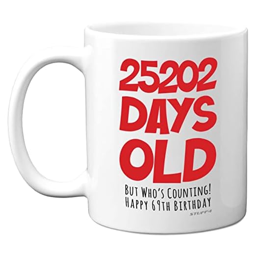 Taza regalo 69 cumpleaños hombres mujeres, con él, 25202 días edad, divertida adultos sesenta nueve sesenta noveno regalo cumpleaños papá, mamá, abuela tazas cerámica aptas lavavajillas 11 onzas