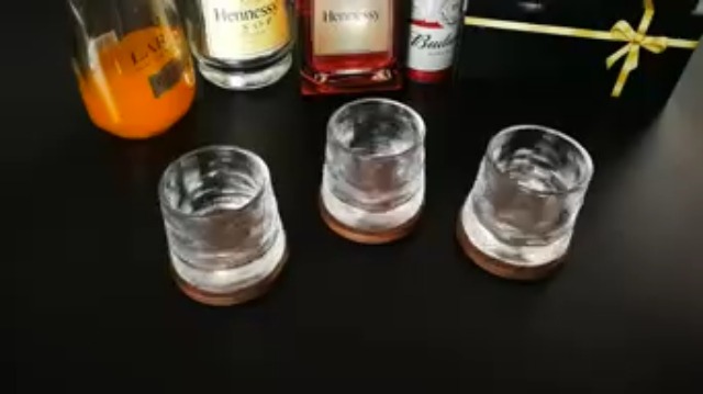 Set de 2 vasos de cristal para vino 10 oz con posavasos miniatura 7