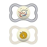 Extra luftig – Dank des leichten Schilddesigns mit extra großen Luftlöchern ist der MAM Night Schnuller besonders angenehm für sensible Babyhaut.