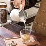Bec verseur précis : conçu pour l'art raffiné du latte, le pichet à mousse de lait dispose d'un long bec qui assure un contrôle fluide lors de la fabrication de lattes ou cappuccinos, améliorant l'attrait visuel de chaque tasse