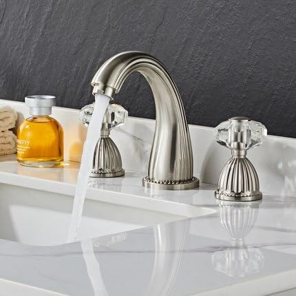 Robinet d'évier répandu pour une salle de bain chic et moderne