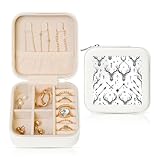 Diseño de interiores: cuenta con 3 ganchos de cadena en la capa superior, 1 bolsa elástica, 6 ranuras de almacenamiento en la capa inferior y 1 división cruzada móvil puede colocar anillos, pendientes y otras joyas pequeñas, manteniendo sus joyas intactas.