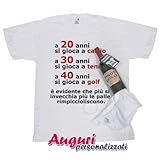 T-shirt in polycotton taglia XL. Una bottiglia di vetro da 750 ml. (classica bordolese da vino rosso) che nasconde al suo interno una t-shirt stampata, ecco in realtà cos'è questo stravagante e spiritoso gadget. Una volta aperto il tappo, sotto la bottiglia, all'amico festeggiato apparirà questa simpatica ed allegra maglietta stampata con una frase divertente perfetta per festeggiare con allegria il compleanno di un'amico sportivo.