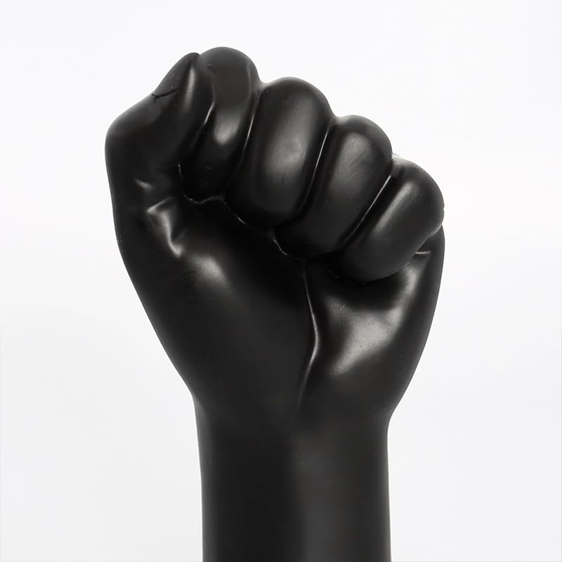 Estatua decorativa de puño negro en resina para escritorio miniatura 3