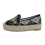 Espadrilles für Damen sind im Sommer ein absolutes Must-Have. Die leichten Slipper sind meist aus Stoffen wie Leinen und Baumwolle, aber auch aus Leder gefertigt erhältlich. Farblich betrachtet gibt es sie in unzähligen Variationen, etwa in Schwarz, Braun, Beige, Weiß oder Gold. Ganz besonders hübsch sind die femininen Modelle mit Glitzer. Kombinieren lassen sich die schönen Schuhe vor allem mit Casual Looks oder sommerlichen Kleidern.