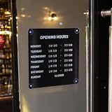 Metall-Geschäftszeitenschild mit Saugnäpfen, Schild „Öffnungszeiten geschlossen“ mit magnetischen Zahlen, wiederverwendbares, wechselbares Zeitplanschild, for Schaufenster, Glastür, Geschäft(Black)