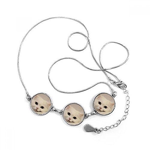Collier chat blanc kitty pour éviter les bijoux lourds et irritants