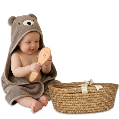 Little Dedi Set de Regalo de Nacimiento para bebé – Juego de 3 Piezas con Toalla con Capucha Teddy de algodón orgánico Certificado Gots, Cepillo para el Pelo Natural y Cesta de Almacenamiento Hecha a