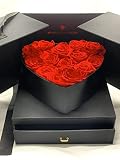 12-14 ROSAS PRESERVADAS ROJAS en caja joyero negro que se abre como una ventana, y con lazada incluida ¡lista para regalar!. Medidas de la caja joyero negro: 24.5cm x 24.5cm x 22.5cm. La cantidad de rosas depende del tamaño de la rosa en el momento de elaboración para rellenar la caja.