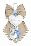 Fiocco Nascita Personalizzato, Nome Ricamato, Cotone 100% Handmade in Italy, Coccarda Decorativa Beige e Celeste con Pendenti, per Porta o Cameretta, Dimensione 52 x 35 cm. (Beige-Celeste)