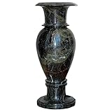 Die Verarbeitung der Vase erfolgt mit handwerklicher Handwerkskunst, wobei die natürlichen Eigenschaften des Marmors respektiert und aufgewertet werden.