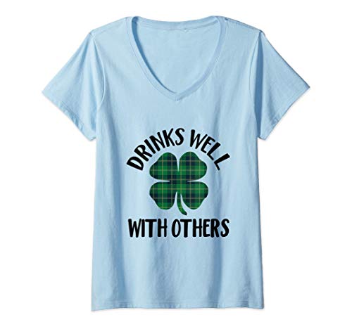 Mujer Drinks Well With Others Buffalo Plaid St. Patty's Day Clover Camiseta Cuello V