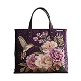 sac tissu broderie Ce sac à main en tissu matelassé est orné de motifs floraux et de papillons brodés sur ses panneaux extérieurs, tandis que son corps légèrement rembourré lui confère une silhouette rectangulaire. Ses doubles anses en tissu tissé offrent une bonne prise en main, et sa partie supérieure renforcée est adaptée à un usage quotidien.